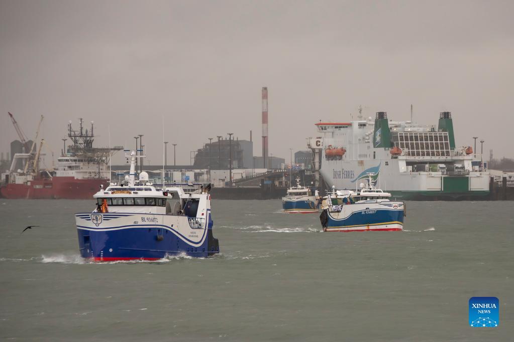 French fishermen block port of Calais