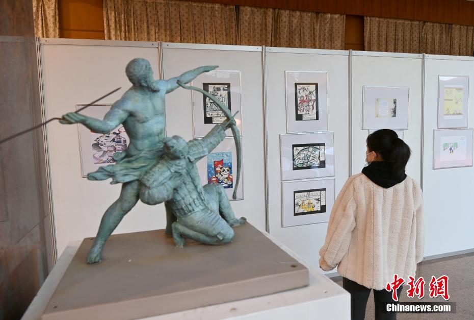 Chinese and Greek youth painting wishes Beijing Winter Olympics