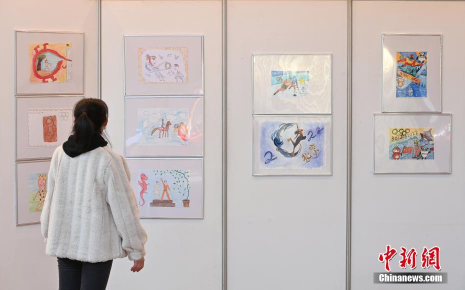 Chinese and Greek youth painting wishes Beijing Winter Olympics