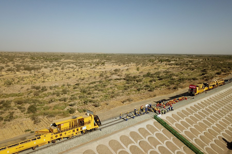 How does China's desert railway brave sand, wind to run smoothly?