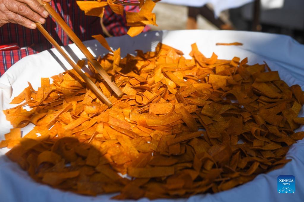 Villagers in east China's Zhejiang make sweet potato chips as winter delicacies