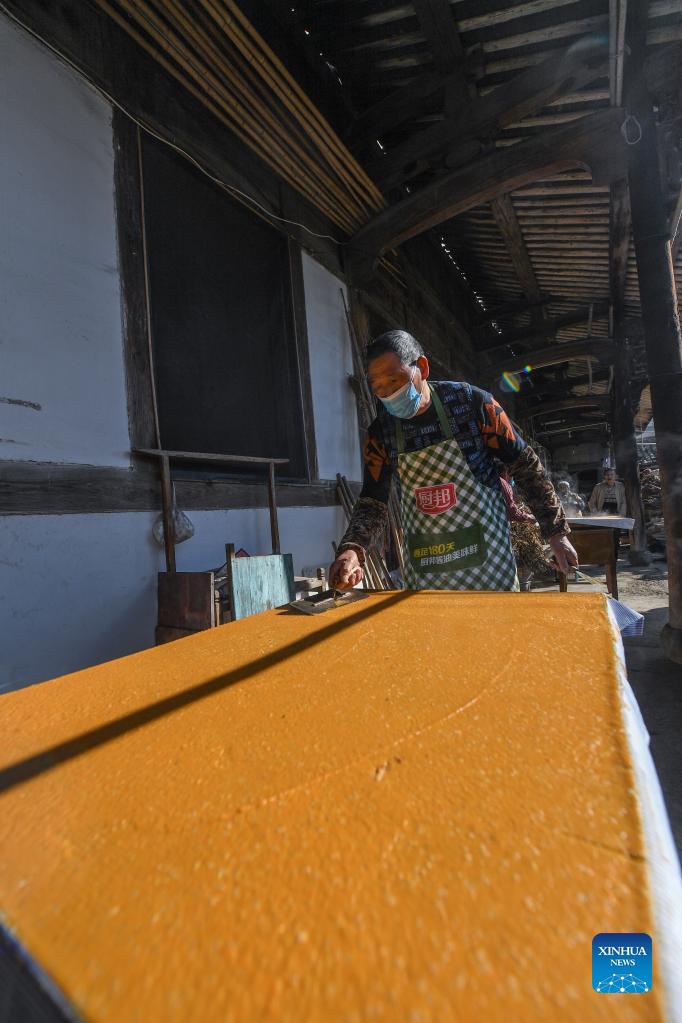 Villagers in east China's Zhejiang make sweet potato chips as winter delicacies