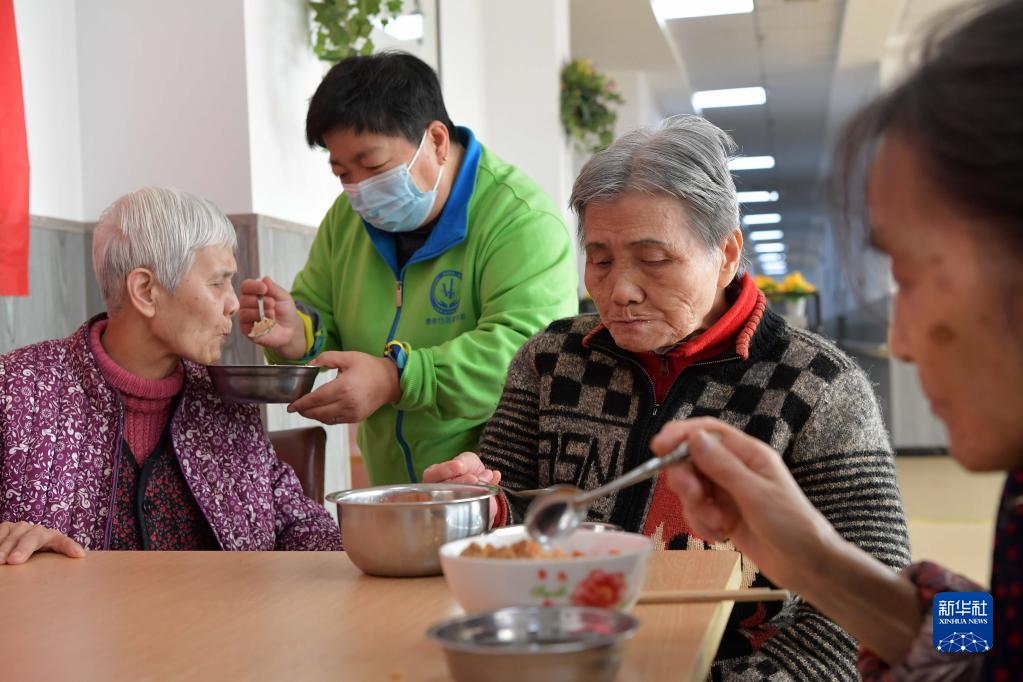 Community canteen offers free meals to elderly in Jiangxi