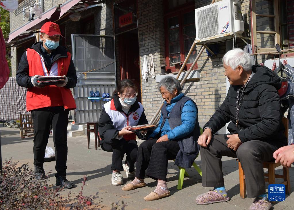 Community canteen offers free meals to elderly in Jiangxi