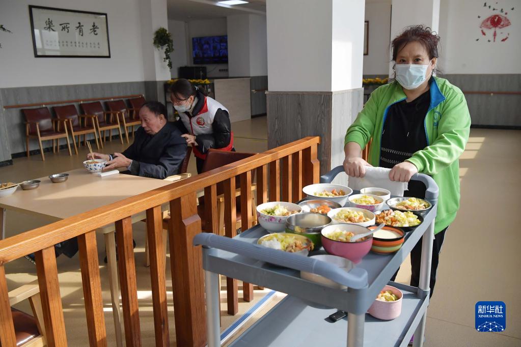 Community canteen offers free meals to elderly in Jiangxi