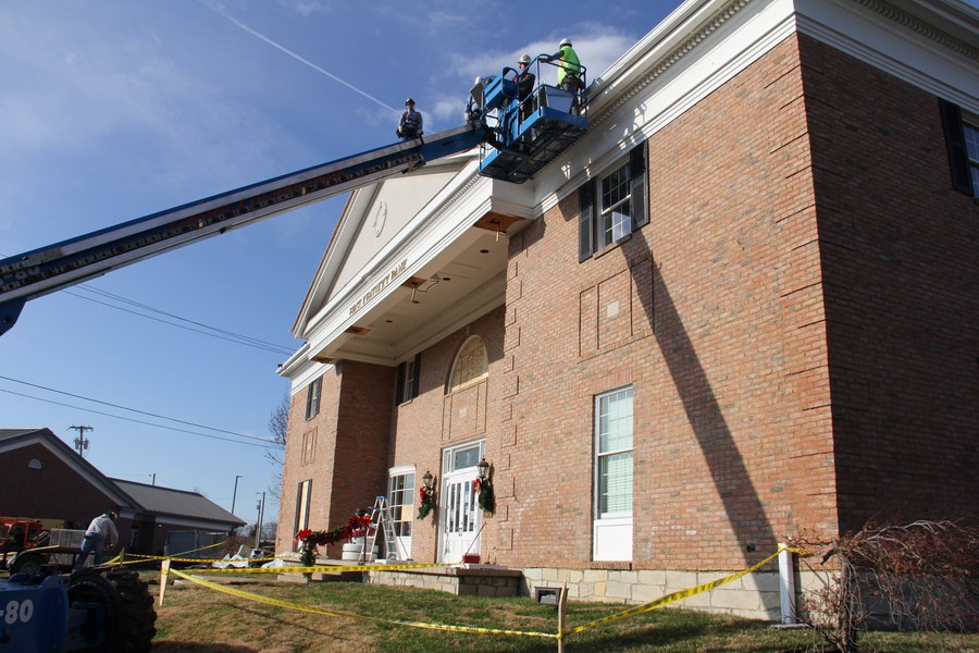 U.S. fatalities in tornadoes top 90 as scientists clarify their formation