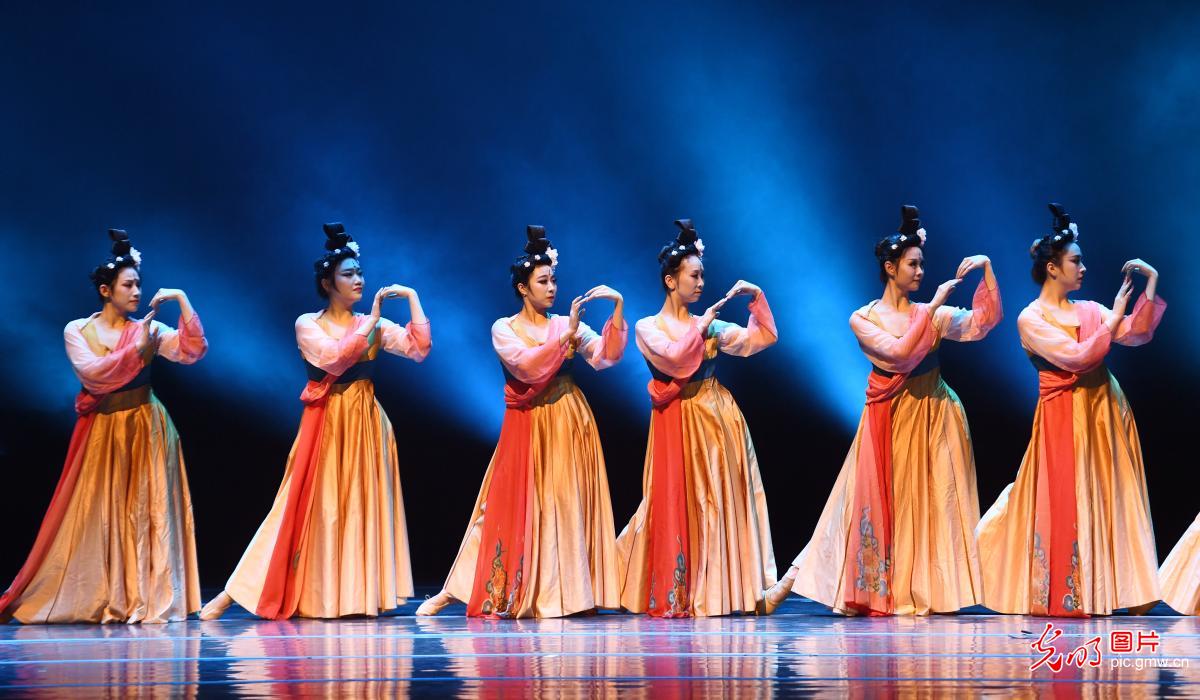 Graduation performance expresses feelings of parting