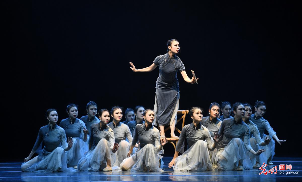 Graduation performance expresses feelings of parting