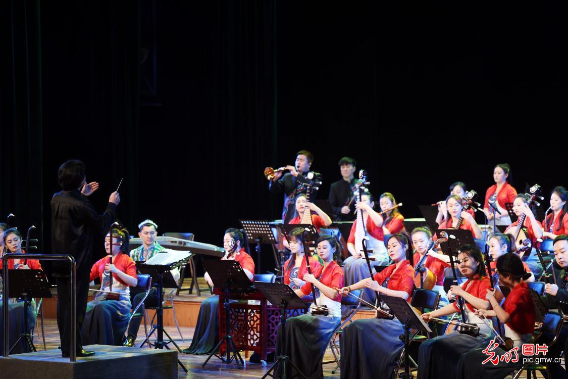 Central Ethnic Song and Dance Ensemble performed in Nantong to welcome the New Year