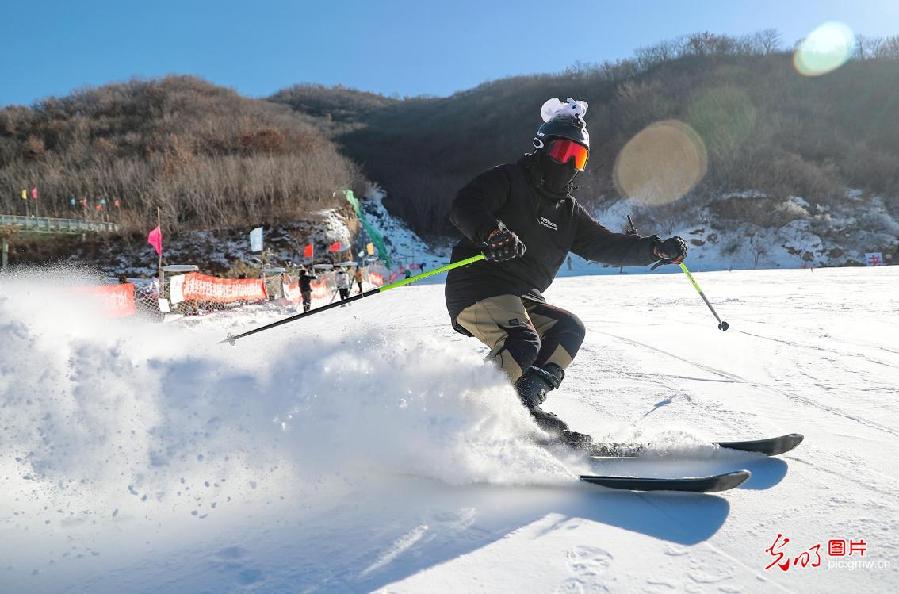 Tourists enjoying winter fun on holiday in N China's Hebei