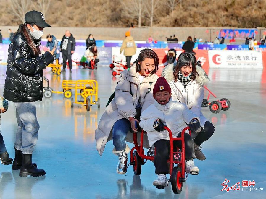 Tourists enjoying winter fun on holiday in N China's Hebei Tourists enjoying winter fun on holiday in N China's Hebei