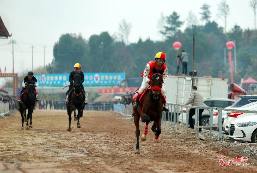 People enjoy New Year's Day racing in SW China's Guizhou