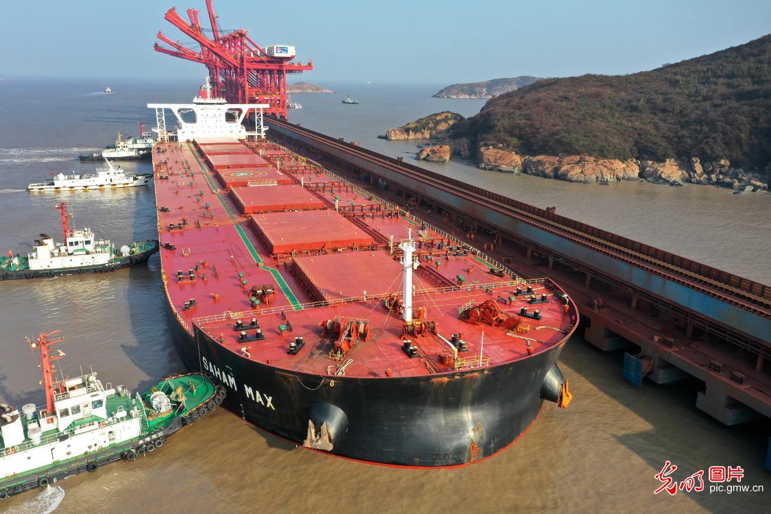 400,000-ton bulk carrrier docks Zhoushan port
