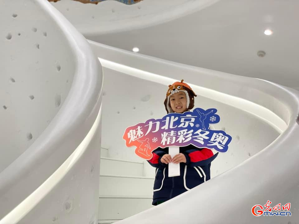 People cheering for Beijing 2022 at Markor C.A.V.E.
