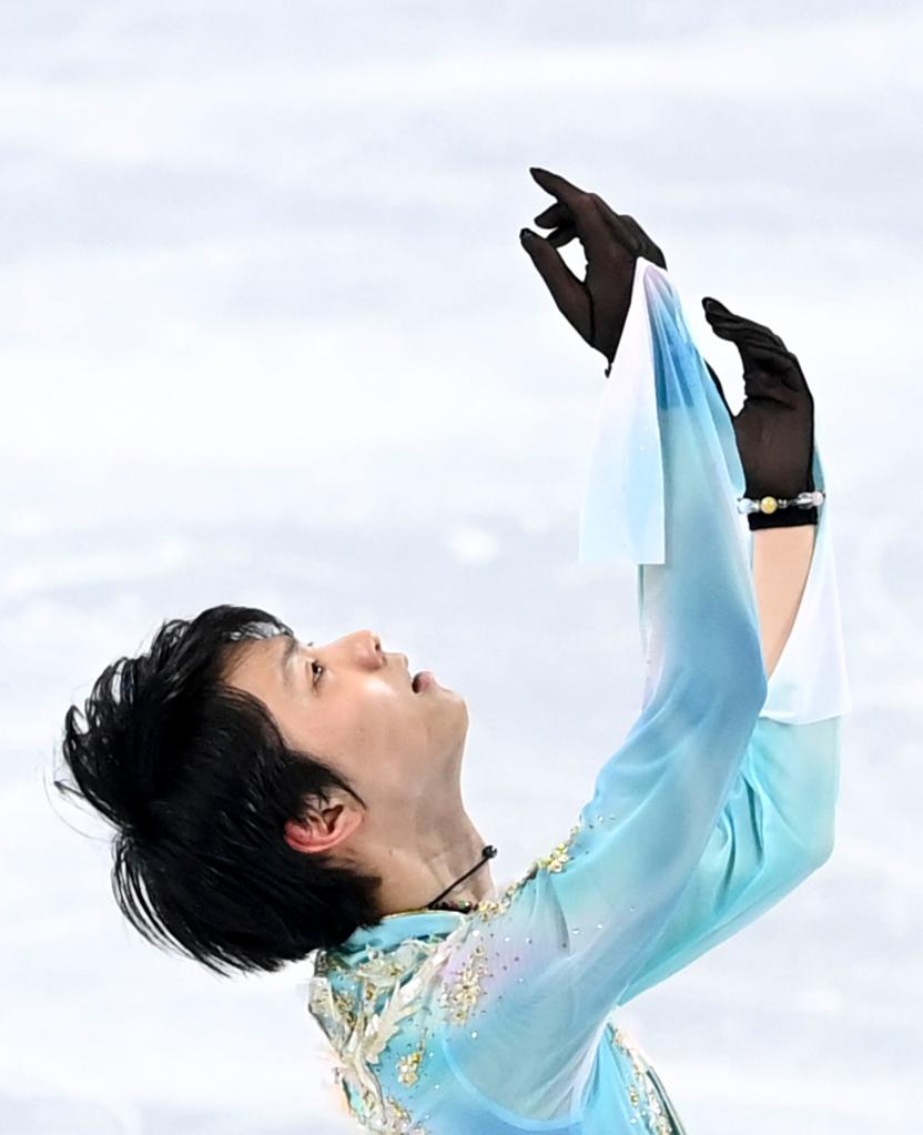 Hanyu Yuzuru becomes the first skater in history to execute quadruple Axel on international stage