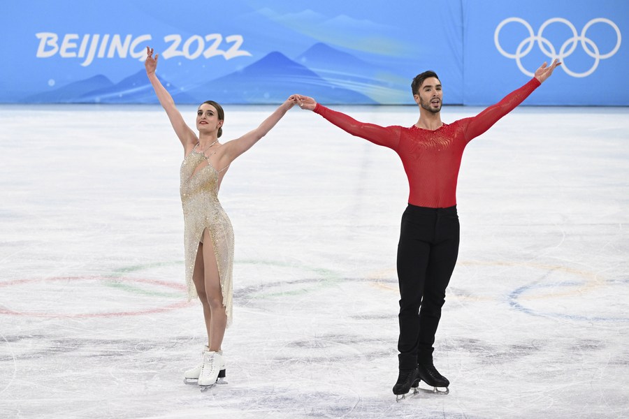 Roundup: China equals best record in Olympic golds, French pair crowned in ice dance