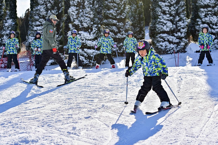 Feature: More Chinese children learn towards ice and snow as Olympic legacy endures