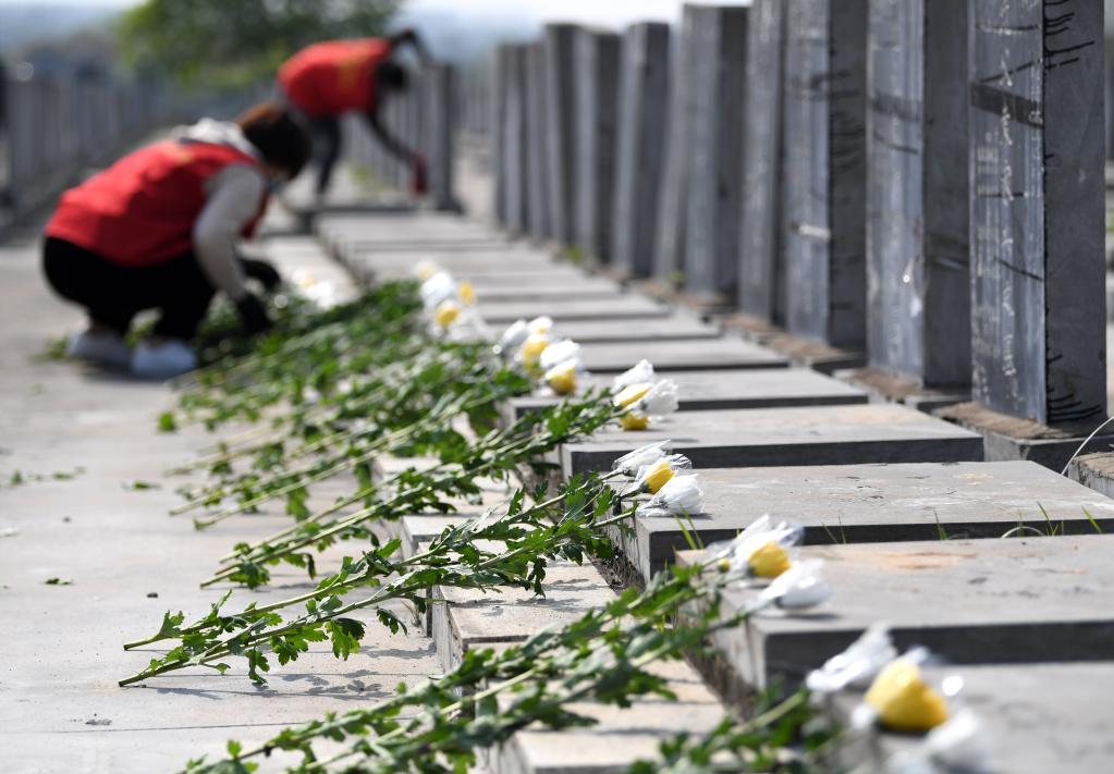 People pay tribute to deceased on Tomb-sweeping Day across China