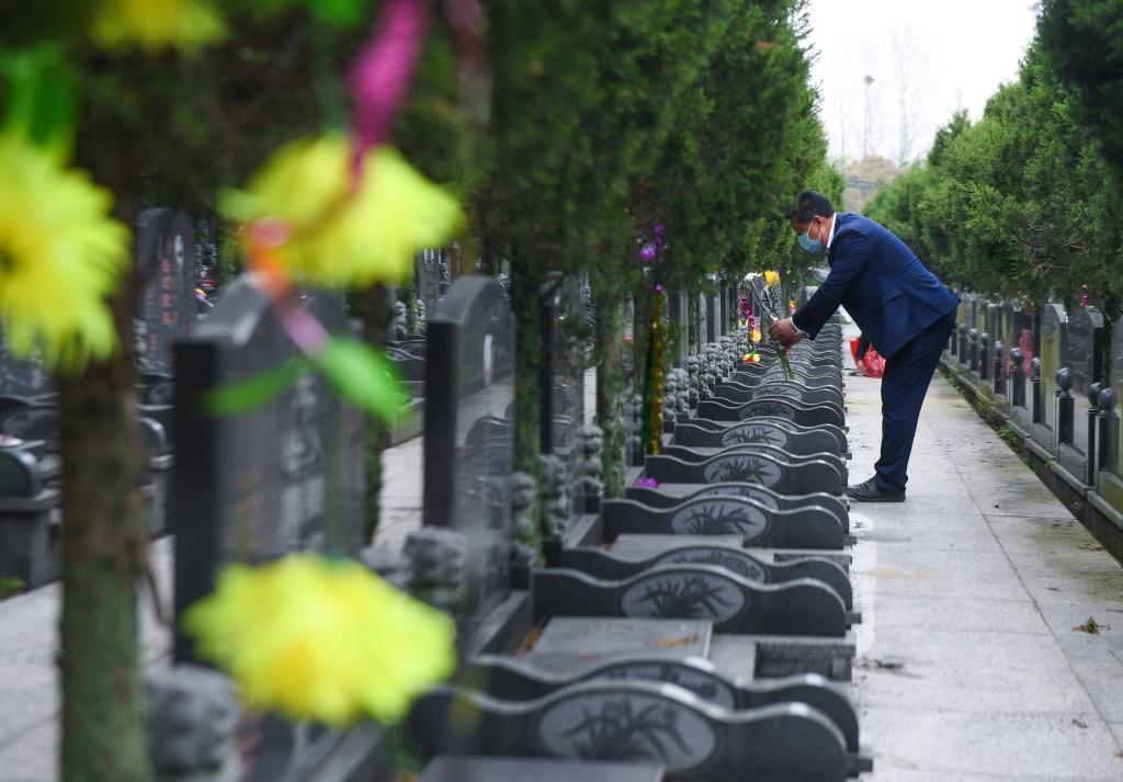 People pay tribute to deceased on Tomb-sweeping Day across China