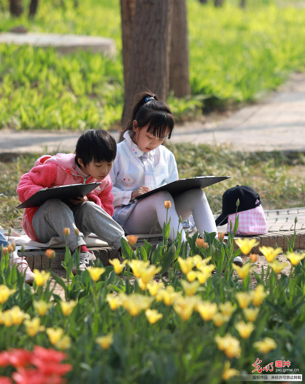 Citizens in Shijiazhuang enjoy springtime