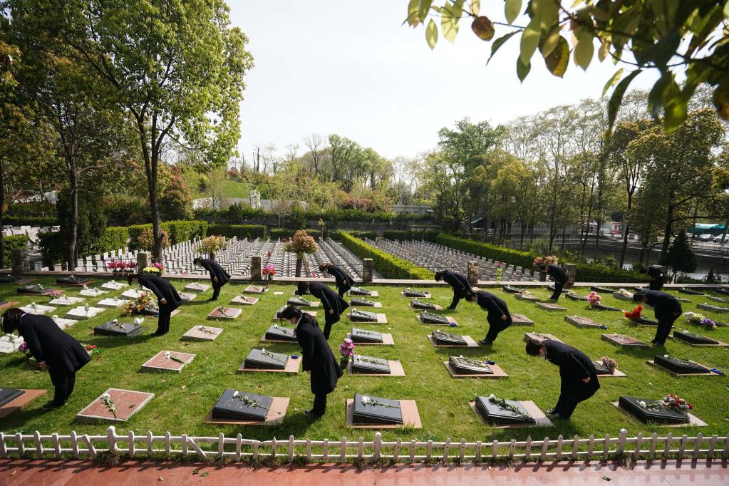 People pay tribute to deceased on Tomb-sweeping Day across China