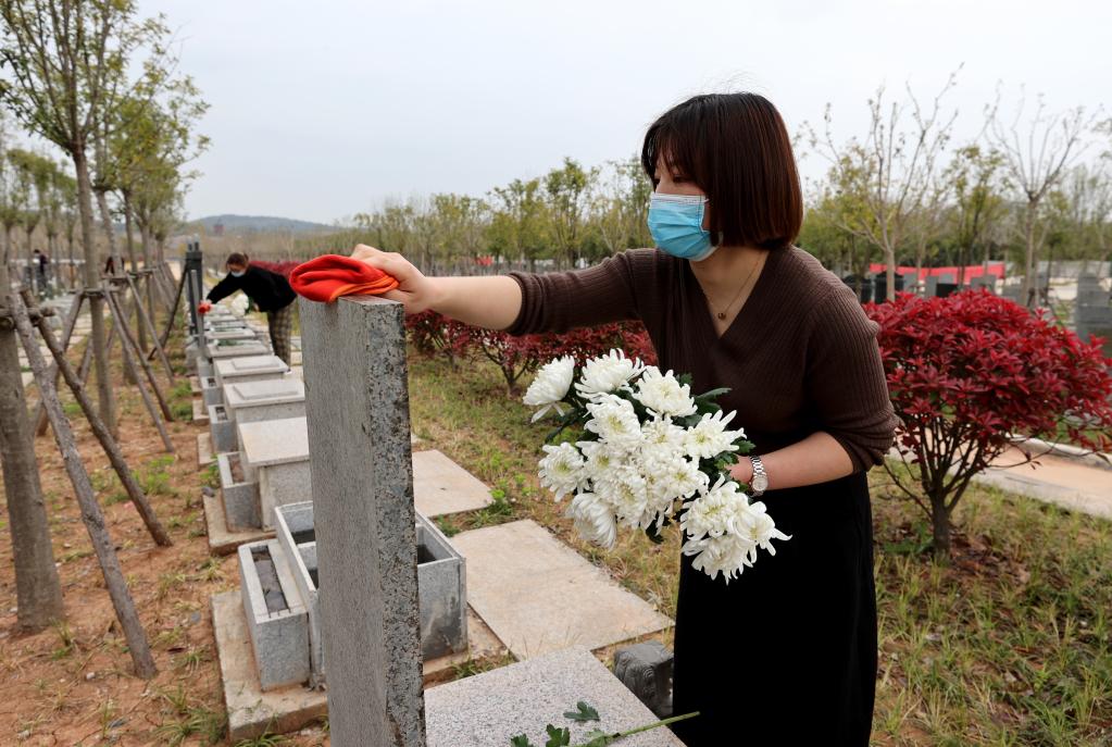 People pay tribute to deceased on Tomb-sweeping Day across China