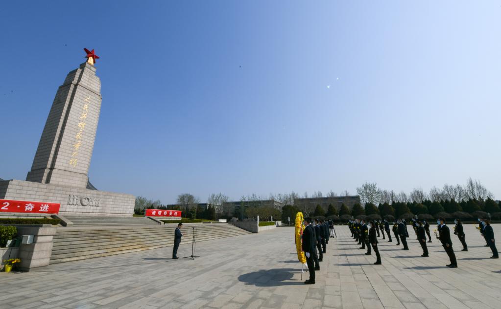 People pay tribute to deceased on Tomb-sweeping Day across China