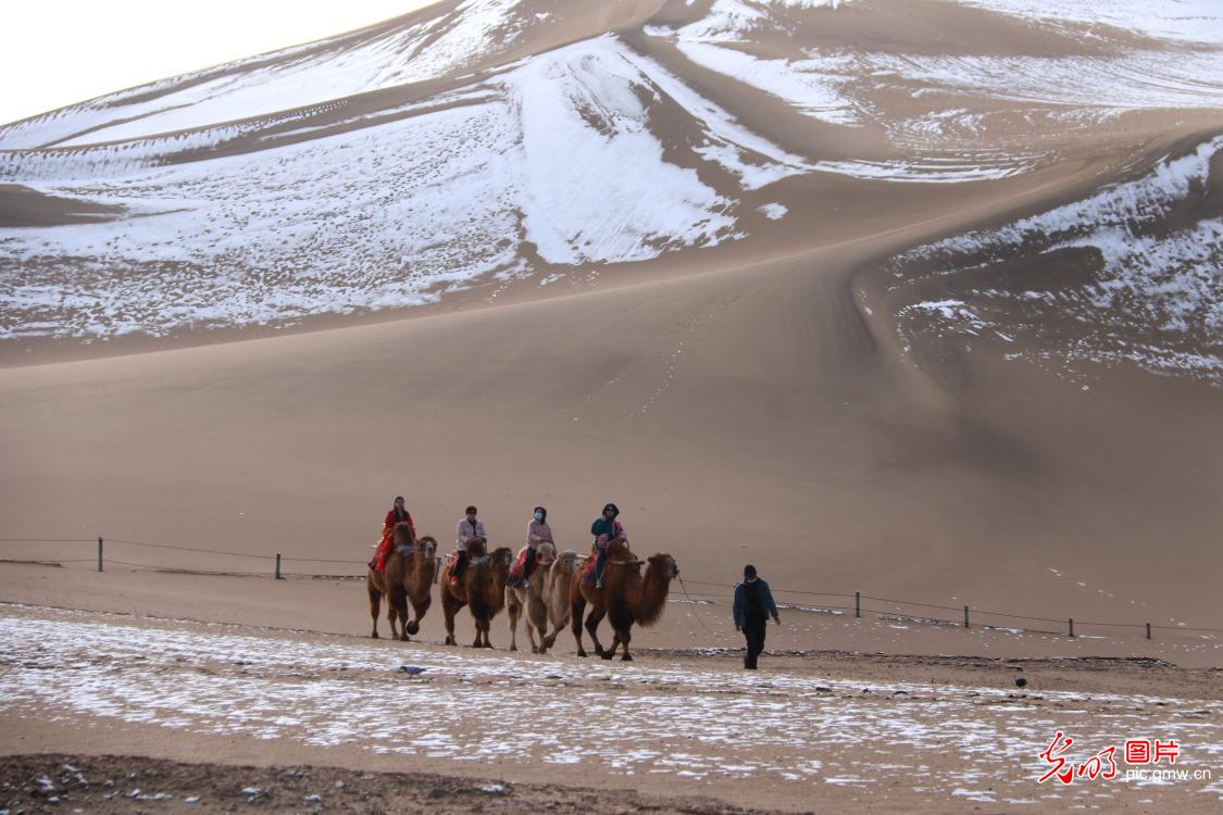 Poetic scenery seen at Crescent Lake in NW China's Gansu