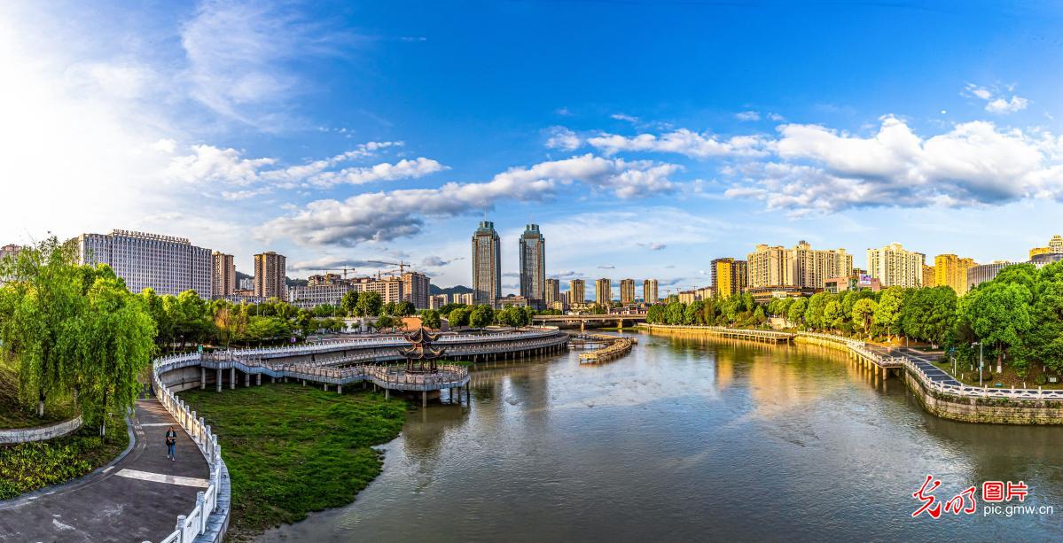 Blooming flowers decorate urban environment in Chongqing