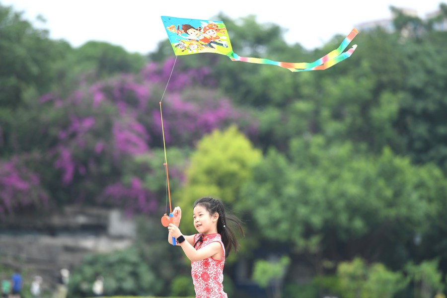 Chinese enjoy Labor Day holiday from doorstep amid epidemic control