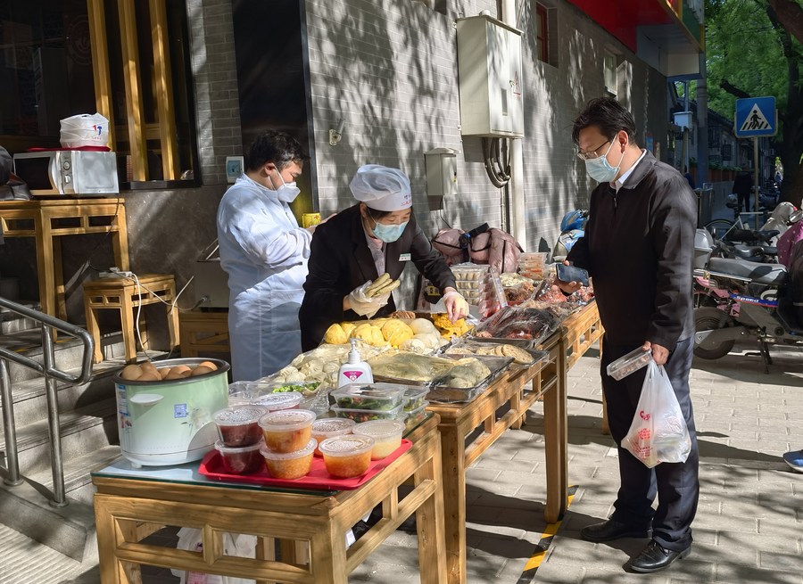 Chinese enjoy Labor Day holiday from doorstep amid epidemic control