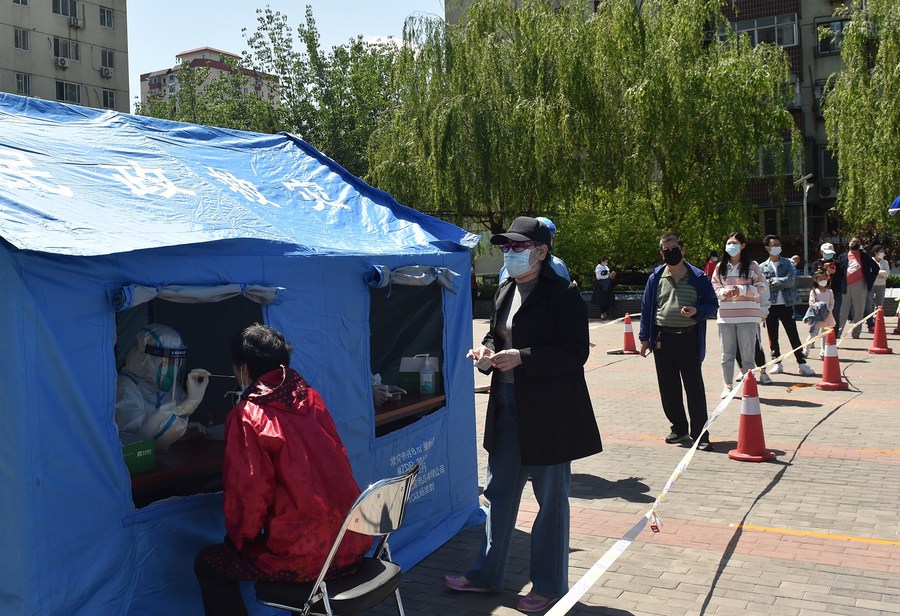 Chinese enjoy Labor Day holiday from doorstep amid epidemic control