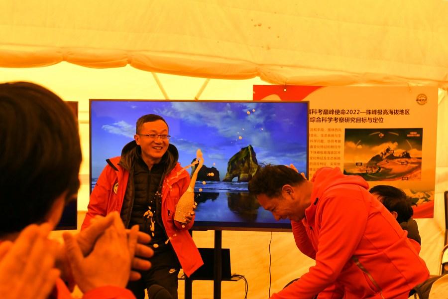 China sets up world's highest automatic weather station