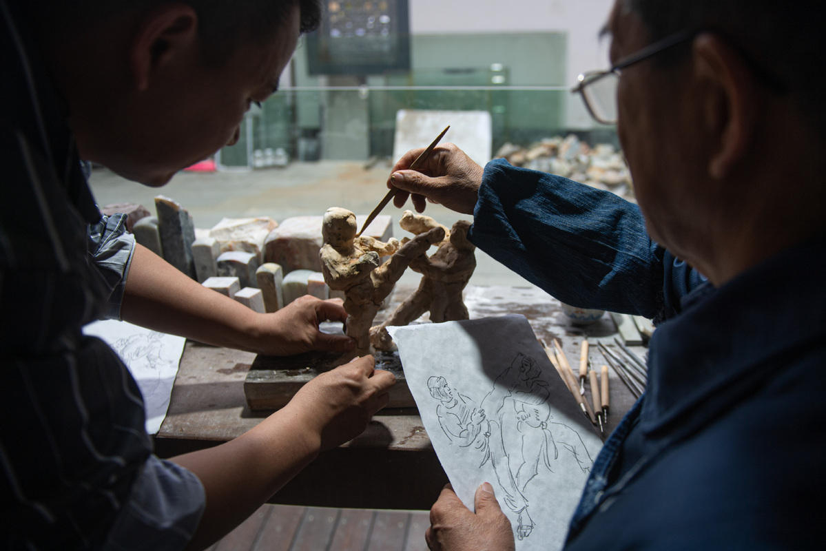Hangzhou craftsmen create stone carvings for Asian Games