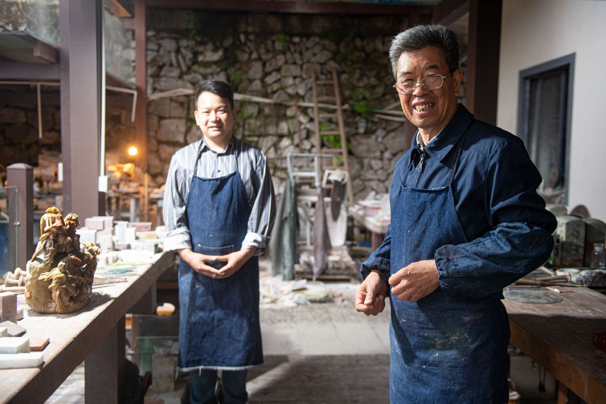 Hangzhou craftsmen create stone carvings for Asian Games