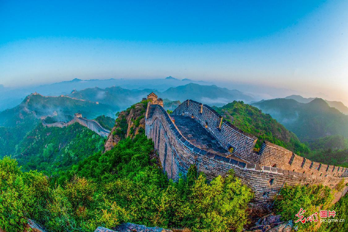 Chengde, Hebei: Clouds and mists wreath the Jinshanling Great Wall
