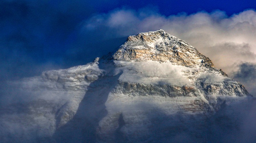 Mt. Qomolangma observation station becomes scientific expedition hotspot