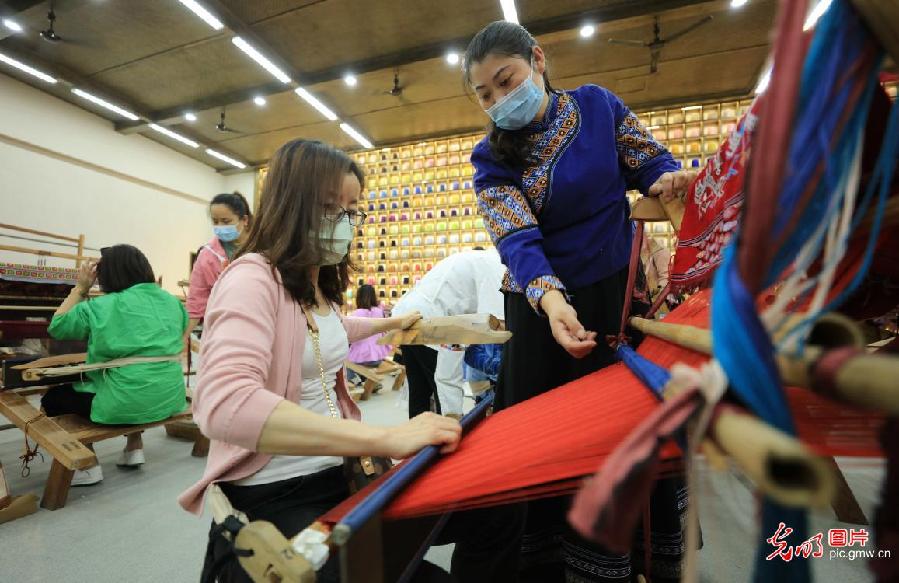 Cultural tourism revives traditional brocade weaving in C China's Hunan