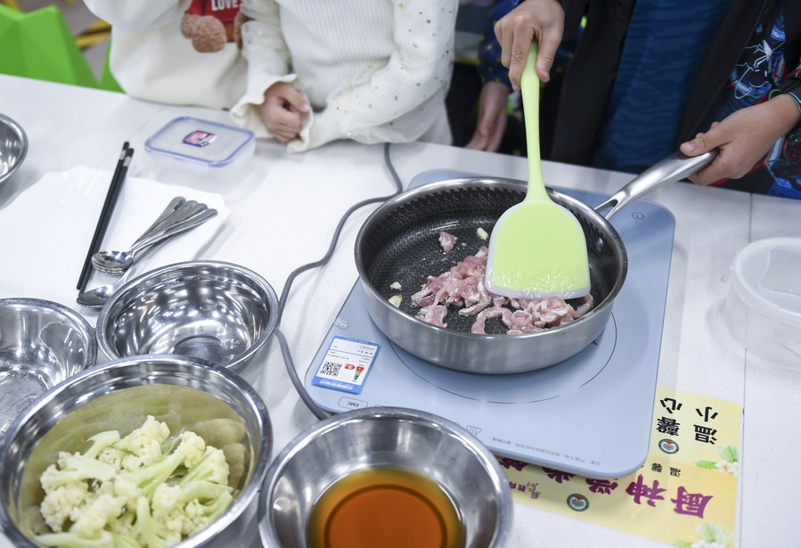 10-year-old girl becomes star chef in China