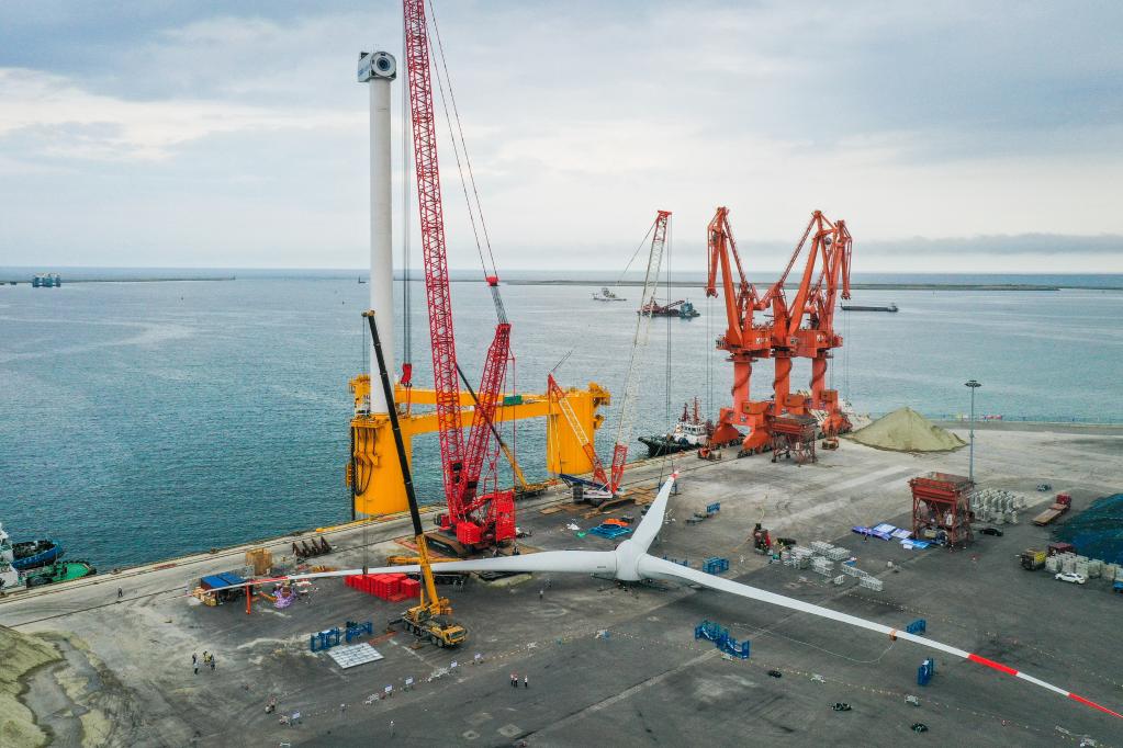 China's first deep-sea floating wind turbine 