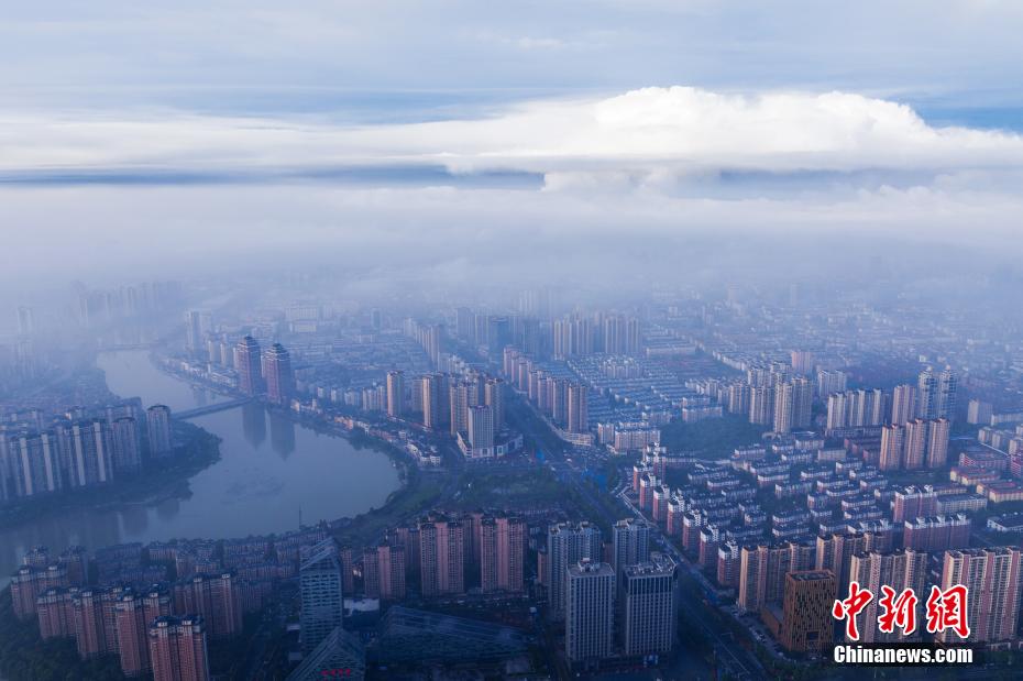 Aerial view of cloud-enveloped Xinyu in E China’s Jiangxi Province