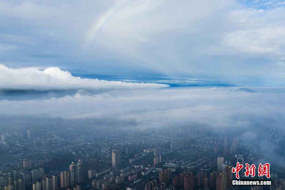 Aerial view of cloud-enveloped Xinyu in E China’s Jiangxi Province