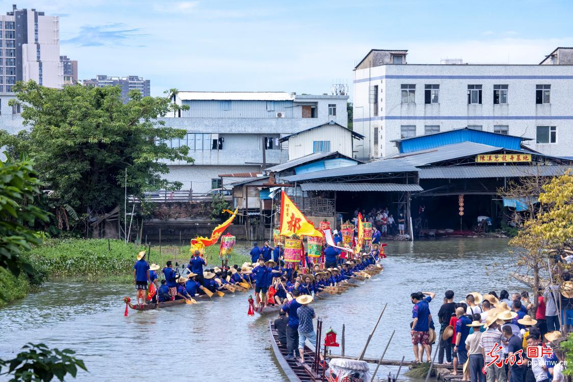 S China’s Guangzhou City holds traditional ceremony of dragon boat dive