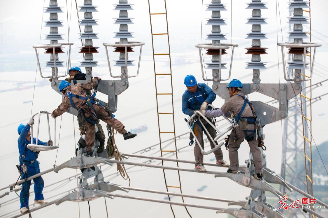 Fengcheng-Meili ultra-high voltage Yangtze River crossing section completed