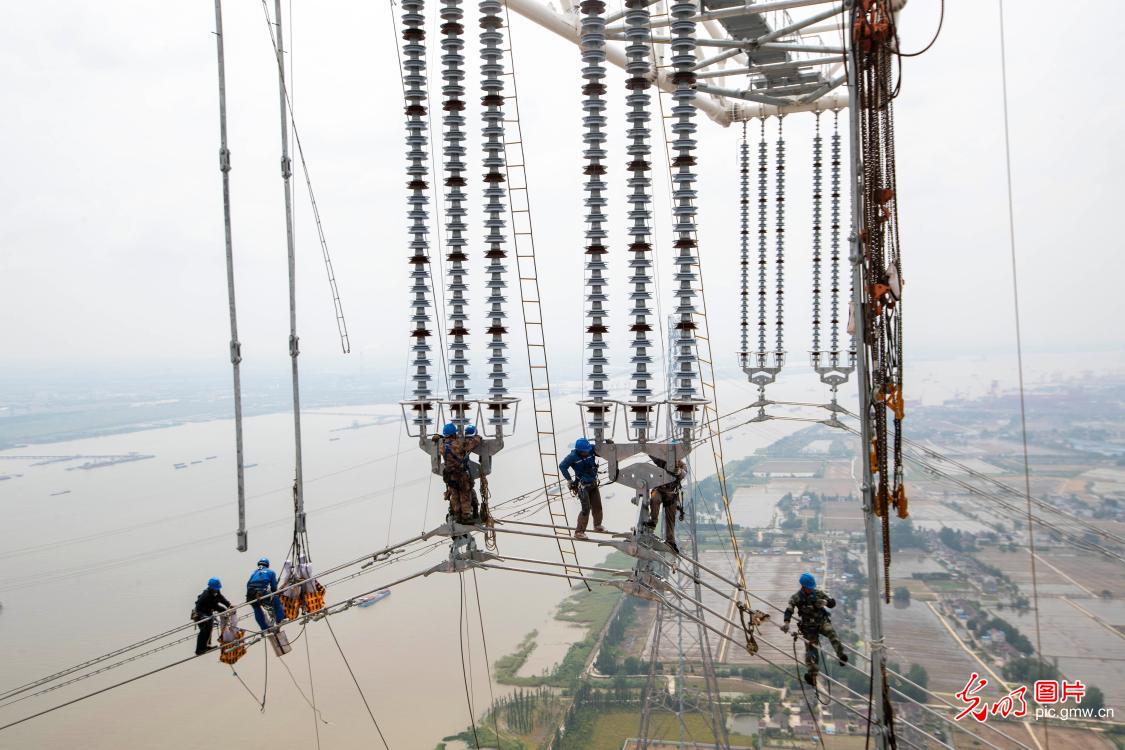 Fengcheng-Meili ultra-high voltage Yangtze River crossing section completed