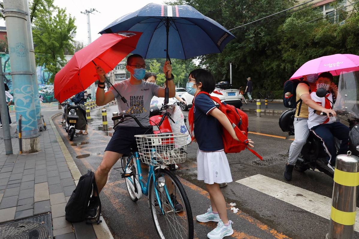 Campus life resumes as pandemic wanes in Beijing