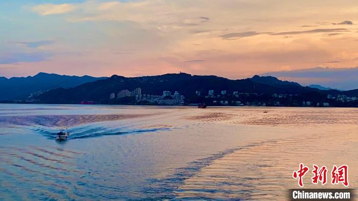 杭州千岛湖遇上夕阳余晖似绚丽画卷