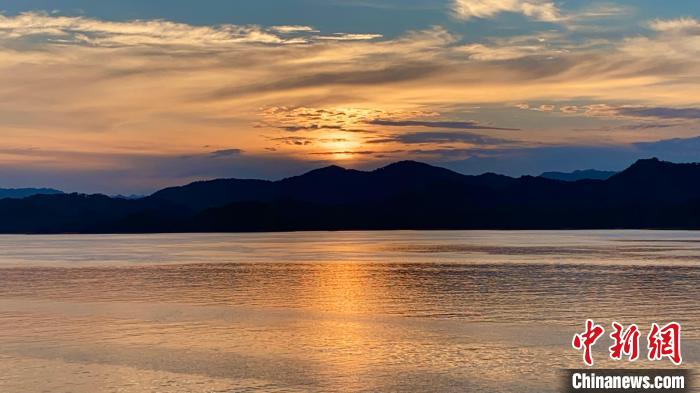 落日下的千岛湖。　钱晨菲 摄