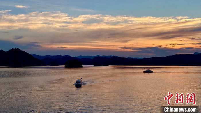 夕阳下的千岛湖。　钱晨菲 摄