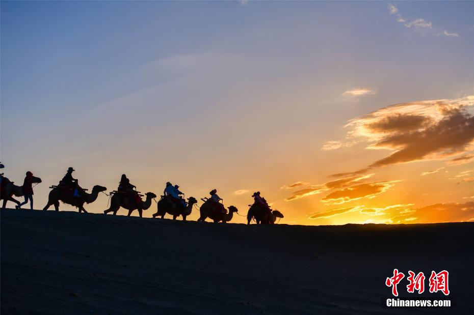 More tourists attracted by Duhuang’s scenery in N China’s Gansu